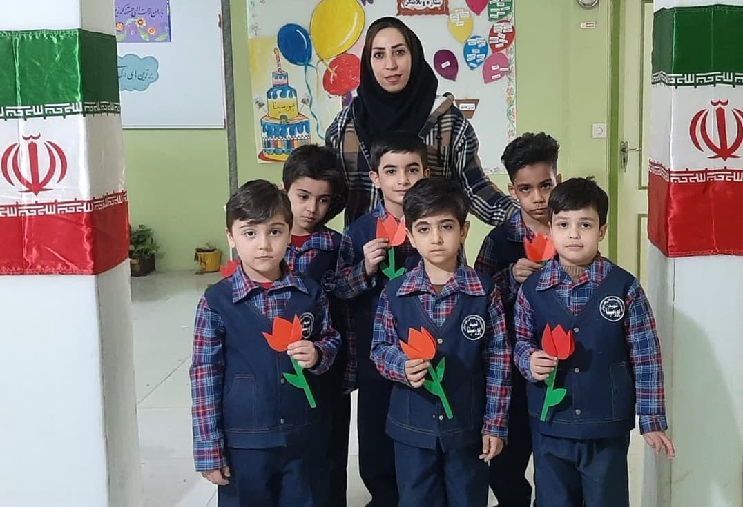 کاردستی  گل لاله پیش دبستانی ها به مناسبت ۲۲ بهمن